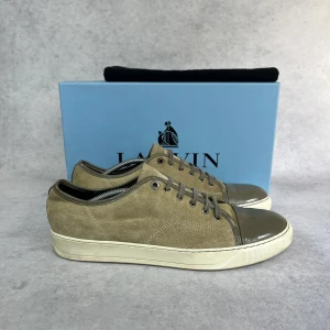 LANVIN DBB1 CAP TOE SNEAKER - – Condition: 8/10  - Size: 45/UK11  – What is included: Only the sneakers  – Retail price: 5000 + SEK  Please note that Lanvins fit big and our recommendation is to go one size down