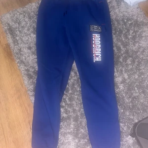 Blå mjukisbyxor från Hoodrich  - Hoodrich byxor STORLEK M