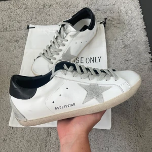 Golden Goose - Ett par riktigt snygga Golden Goose i storlek 41!🌟 Riktigt bra skick, knappt använda! OG Dustbag fås med! Självklart äkta! (KVITTO FINNS)