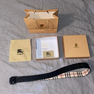 Burberry bälte 115CM - Hej! Jag säljer nu mitt bälte, Allt som syns på bilden ingår!😊 Tveka ej att höra av dig om du har någon fråga eller fundering ☺️. Snabb frakt och snabba svar!😁