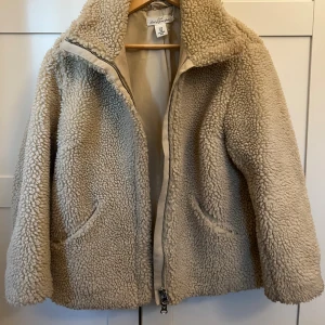 Teddy jacka  - Jätte nice Teddy jacka från h&m, som ny bara att det är en liten fläck på ryggen men väldigt svår att se i verkligheten!!
