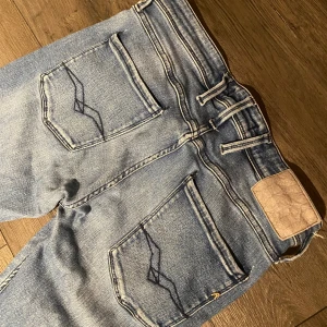 Replay jeans - Säljer ett par jeans från Replay. Väldigt fint skick, modellen är anbass och storleken är 33/30. Skriv vid önskemål om fler bilder eller frågor. Jag kan även skicka mått om det är något som önskas, priset kan diskuteras.
