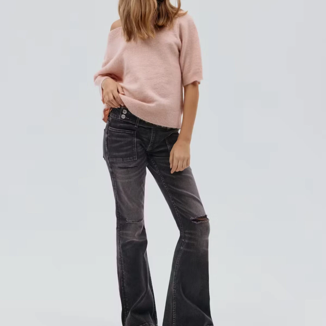 Svarta bootcut jeans med slitningar