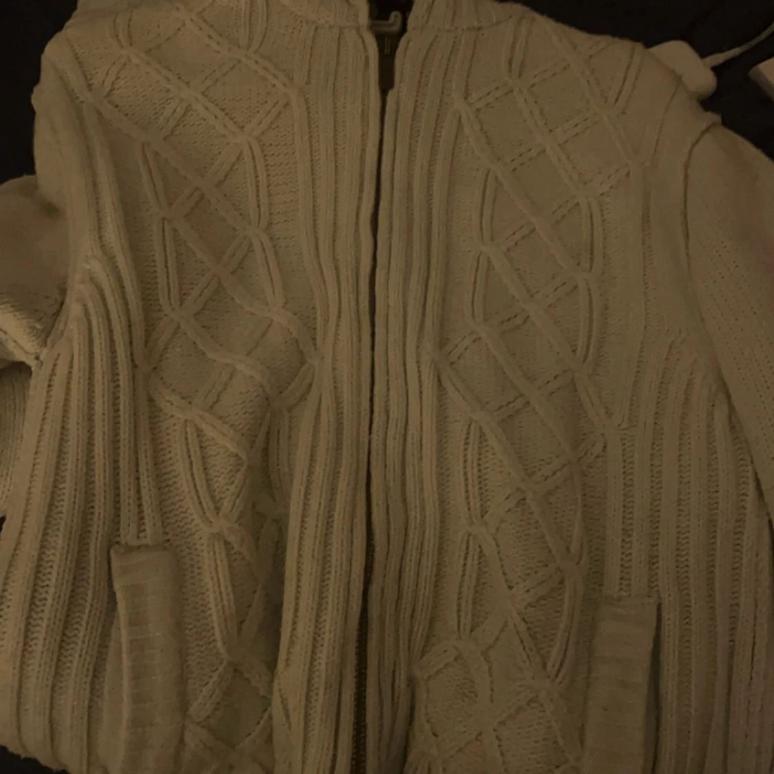 Vit stickad hoodie med dragkedja