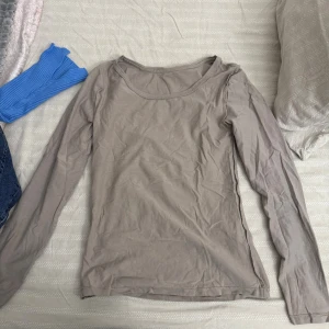 Beige långärmad bomullströja - Simpel figurnära tröja