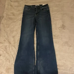 Jeans i nyskick! - Helt nya jeans med prislappen kvar! Nypris 399kr. Flared jeans utsvängda. Waist strl 27 och length 30💕