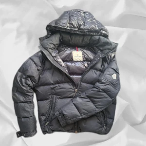 Moncler Chevalier Jacka - Fet Moncler chevalier i storlek 2 som motsvarar M – enkel att matcha och skön att bära. Ett stilrent val, noggrant utvalt med omsorg av AM Clothing.  📩 Frågor? Hör gärna av dig! 📲 Följ oss här på Plick för fler uppdateringar. ♻️ Tack för att du handlar mer hållbart med AM Clothing!