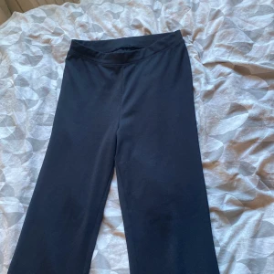 Svarta byxor från Lager 157 - Svarta byxor från Lager 157, modell Hannele. Byxorna har en enkel och stilren design med rak passform och resår i midjan. Perfekta för en chill och avslappnad look. Materialet känns mjukt och stretchigt, vilket gör dem riktigt bekväma att bära. Det står ingen storlek men jag har storlek S på byxor och dem passar perfekt på mig.