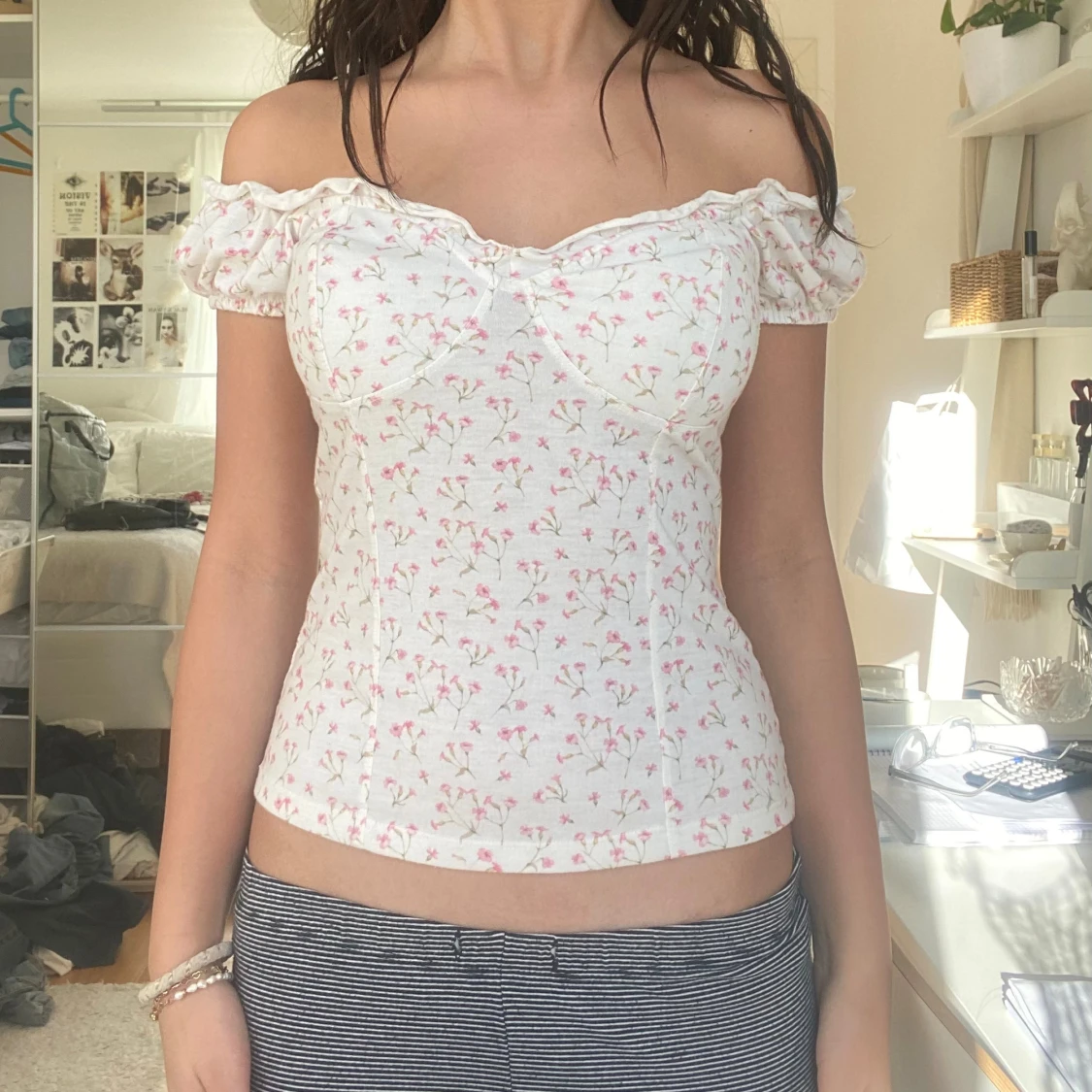 Vit blommig offshoulder korsett-topp