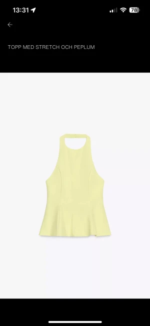 Gul peplumton - Snygg gul peplumtop med stretchigt material och ärmlös design. Toppen har en hög halsringning och markerad midja som ger en feminin siluett. Perfekt för dig som vill ha en fräsch och somrig look. Prislappen kvar