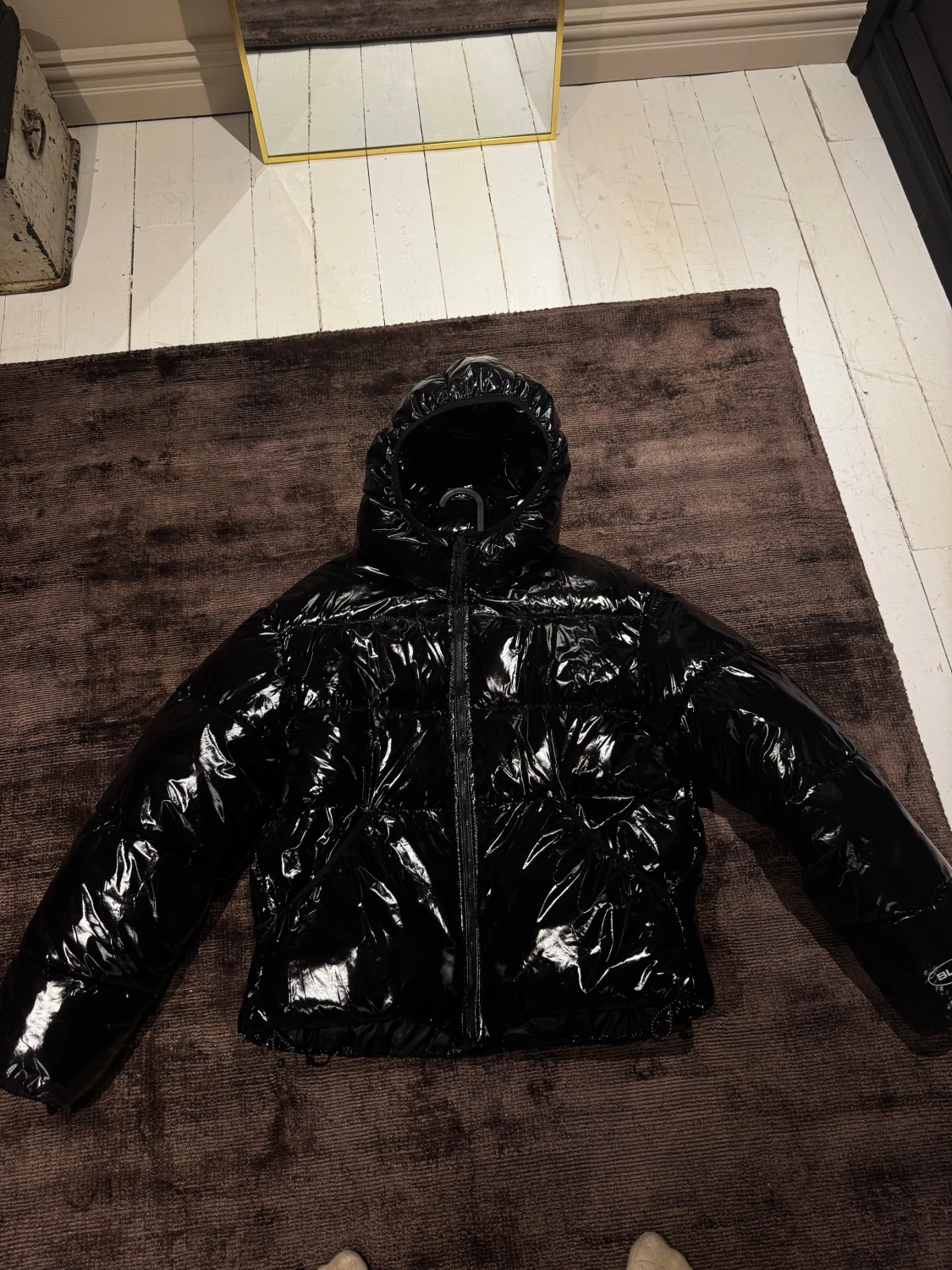 Svart glansig pufferjacka från Bershka - 2