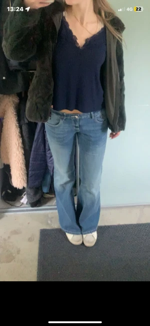 bootcut jeans med låg midja - Säljer ett par blå jeans med bootcut och låg midja. Storlek 38, passar mig som är 175cm. 