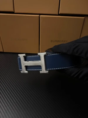 Herm3s bälte blå - Den på bilden är för show. Jag skickar ut helt ny fortfarande inplastade med armband och borr. Kom med bud!