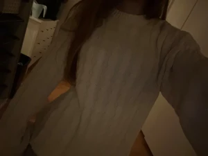 Vit stickad kabeltröja - Säljer en vit stickad kabeltröja med klassiskt flätmönster. Tröjan har rund hals, ribbade muddar och långa ärmar med lite loose passform. Perfekt för dig som gillar mysiga och stilrena plagg med lite oversized känsla. Pris kan diskuteras 