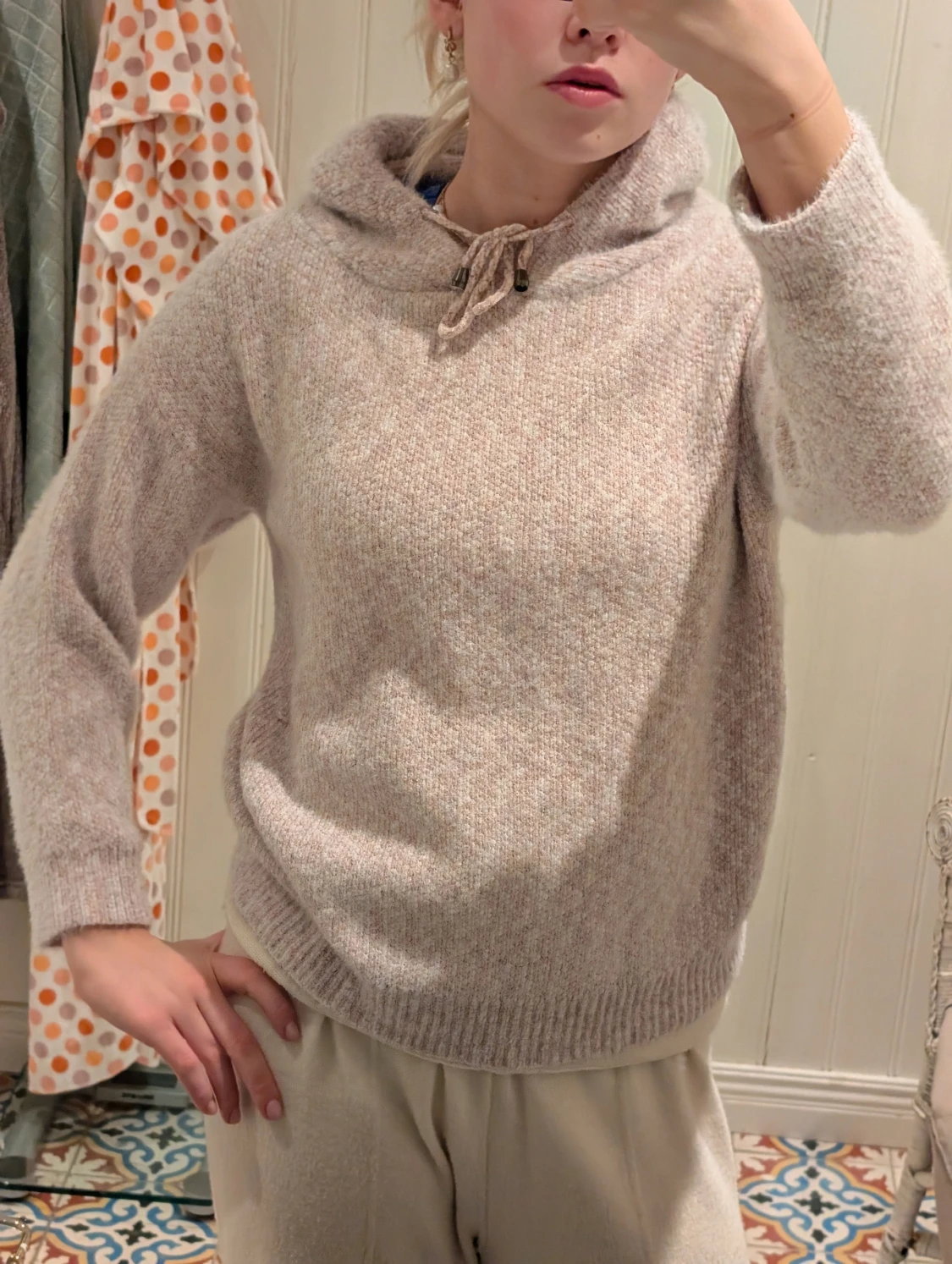 Beige stickad hoodie med snörning