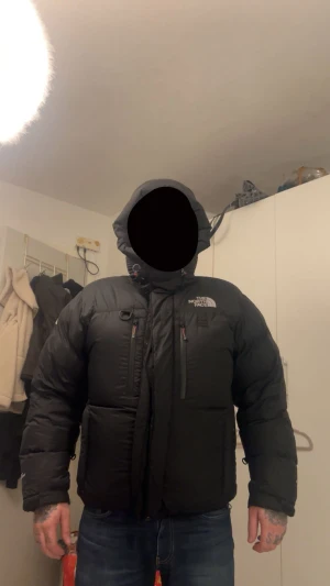 The North Face Summit Series 800 - Säljer en svart dunjacka från The North Face Summit Series 800. Jackan är helt i dun och är gjort för iskallt vinterväder. Den kostar runt 12000-13000 ny.Finns ej att köpa längre. Kom gärna med prisförslag. 