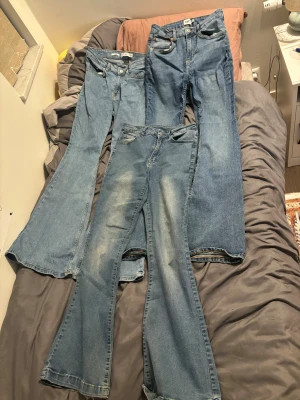 3 flare blue jeans  - 3 flare blåa jeans, bra kondition. Kan säljas separat för 120kr/styck.