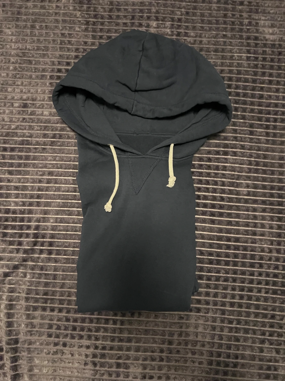 Svart hoodie med snörning - 1