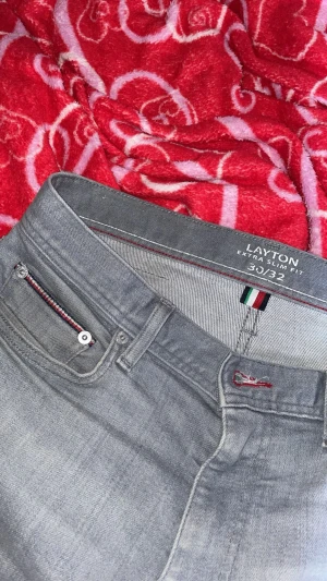 Tommy Hilfiger jeans - Grå slim fit jeans av Tommy Hilfiger, byxorna är använd fåtal gånger och har inga defekter. Perfekt för en grisch stilen! 