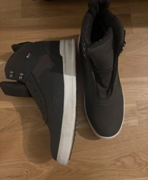 Sneakers - Snygga  boots/sneckers med vit platt sula. Kommer ut skosnöre.