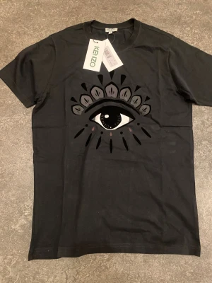 Kenzo T-shirt välj färg - Hej! Säljer helt nya kenzo T-shirts. Har olika färger säg till vilken färg du vill ha i meddelanden. 1 för 300kr 2 för 500kr. Storlek S