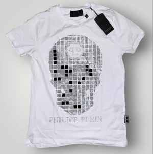 Philipp plein t shirt strl S - Helt ny. Fin replika med grym kvalitet. Storlek S Pris: 999kr . Först till kvarn som gäller. Skickas direkt inom 24h