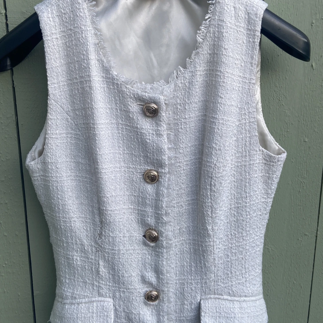 Vit ärmlös kortklänning med knappar - 1