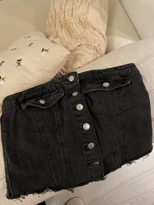 Svart jeanstopp - En svart jeanstopp med två fakefickor framtill ifrån Newyorker i strl L men skulle mer säga S/M💕