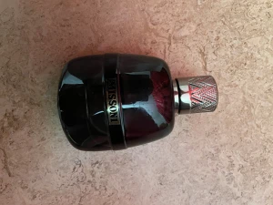 Missoni Eau de Parfum 100ml - Stilren parfym från Missoni i en snygg flaska med metallmönstrad kork. Flaskan innehåller 100 ml Eau de Parfum. Perfekt för dig som vill sticka ut med en exklusiv touch i din samling.