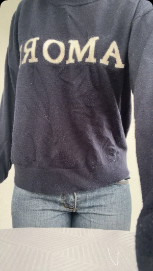 Mörkblå stickad tröja med text - Snygg mörkblå stickad tröja med vit text 'AMORE' på 💓