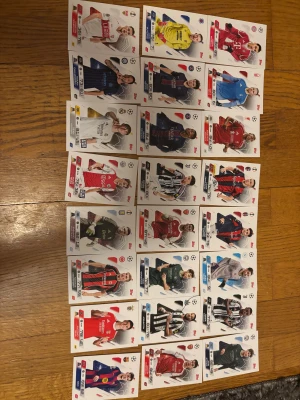 Fotbollskort - Nya fotbollskort skickas på posten 4 för 10 eller en för 3 hela högen med 24styken 50kr frakt tar vi i dm