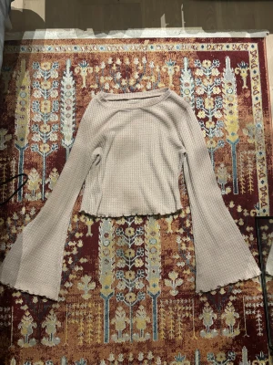 Flare beige shirt  - Har haft på några gånger men luktar inte, inga fläktar och bra material. 