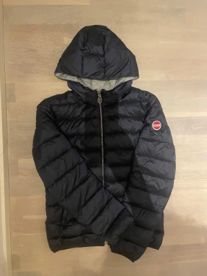 Jacka från Colmar - En absolut favoritjacka jag älskat men tyvärr inte han använda så mycket innan jag växte ur den. Jackan är i marinblå i storlek 166 cm (Y 14). Använd men i gott skick utan några frakturer. 