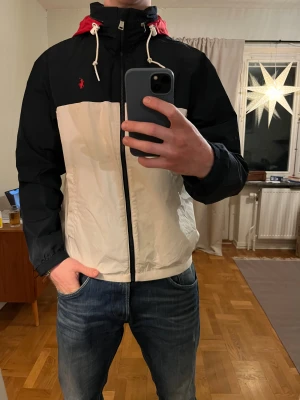 Ralph Lauren höstjacka  - Säljer denna sjukt snygga jackan från Ralph Lauren⭐️ Färgen är vit och mörkblå och storleken är M✅ Den har inga defekter och skicket är utomordentligt🙌🤝 Sjukt najs passform och passar perfekt till hösten🍁🙌 Tveka inte på att höra av er dig vid minsta fråga eller fundering😊