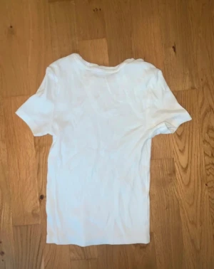 2 white T-shirts in xs - Never used, only washed.