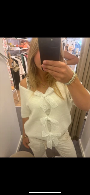 Vit stickad topp med rosetter - Superfin vit stickad topp, köpt i smögen!