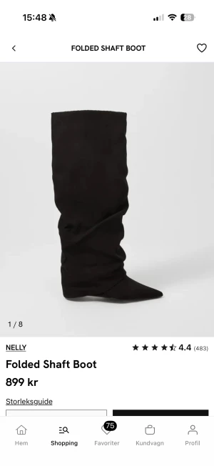 Svarta boots från Nelly - Svarta boots med högt skaft och snyggt veckad design från Nelly. De har spetsig tå, en pytte liten klack och dragkedja på insidan.  Nypris 899kr, aldrig använda, endast provade. Pris går att diskutera. 
