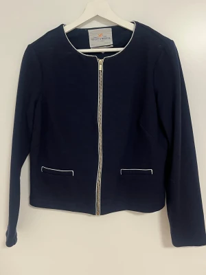 Lindex marinblå cardigan   - Jättesnygg marinblå cardigan från Lindex, Holly & Whyte.  Som ny 