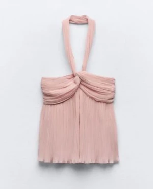 Plisserad rosa halterneck topp - Säljer en ljusrosa plisserad halterneck topp med snygg twistad detalj framtill. Toppen har en luftig och flowy passform och är axelbandslös med breda band som knyts runt nacken. Perfekt för dig som gillar romantisk och feminin stil. Lappen klippt men passar m-l