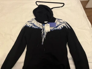 Svart hoodie Marcelo Burlon - Svart hoodie från Marcelo Burlon, Helt ny! 