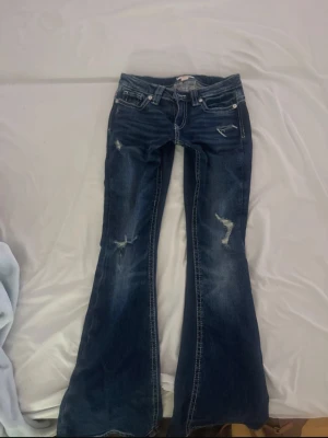 lågmidjade jeans  - säljer mina lågmidjade jeans ifrån gina tricot 14+ i storlek XS! super fint skick endast använd fåtal gånger då de var långa på mig, innerbenslängd 77cm