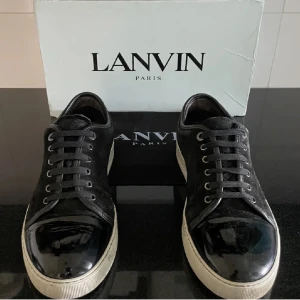 Svarta sneakers från Lanvin - Snygga svarta Lanvins med glans. Priset kan diskuteras.