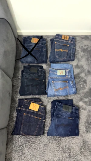 Nudie Jeans i olika blå nyanser (BULK) - Säljer 5 par Nudie jeans, alla i olika storlekar! Perfekt för dig som vill börja resella påriktigt! Nypris på alla dessa jeans är ca 4500kr så de här är en extremt bra deal!!! Hör av er vid frågor och priset kan diskuteras:)