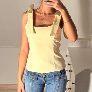 Gul topp med rosetter Zara  - I nyskick. Endast testad. 