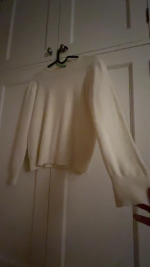 Vit stickad tröja  - Jättefin stickad tröja i krämvit färg!!🤍s/xs
