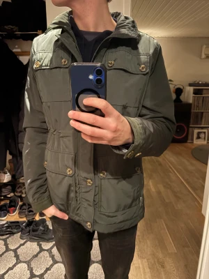 J.Lindeberg Jacka - Hej! Säljer en riktigt snygg J.lindeberg jacka ⭐️✨|| Skick : Mycket bra || Storlek : L || Personen på bilden är 186cm och väger 75kg 🌟 || Har du några frågor är det bara att höra av sig 💫