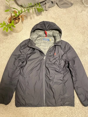 Ralph Lauren Windbreaker - Tja, säljer nu denna nästintill helt oanvända raffe windbreakern! Storlek: M. Perfekt nu för vintern! Då den både är varm och regntålig. Går gärna ner i pris vid en snabb affär!! Hör gärna av er vid minsta lilla fundering!