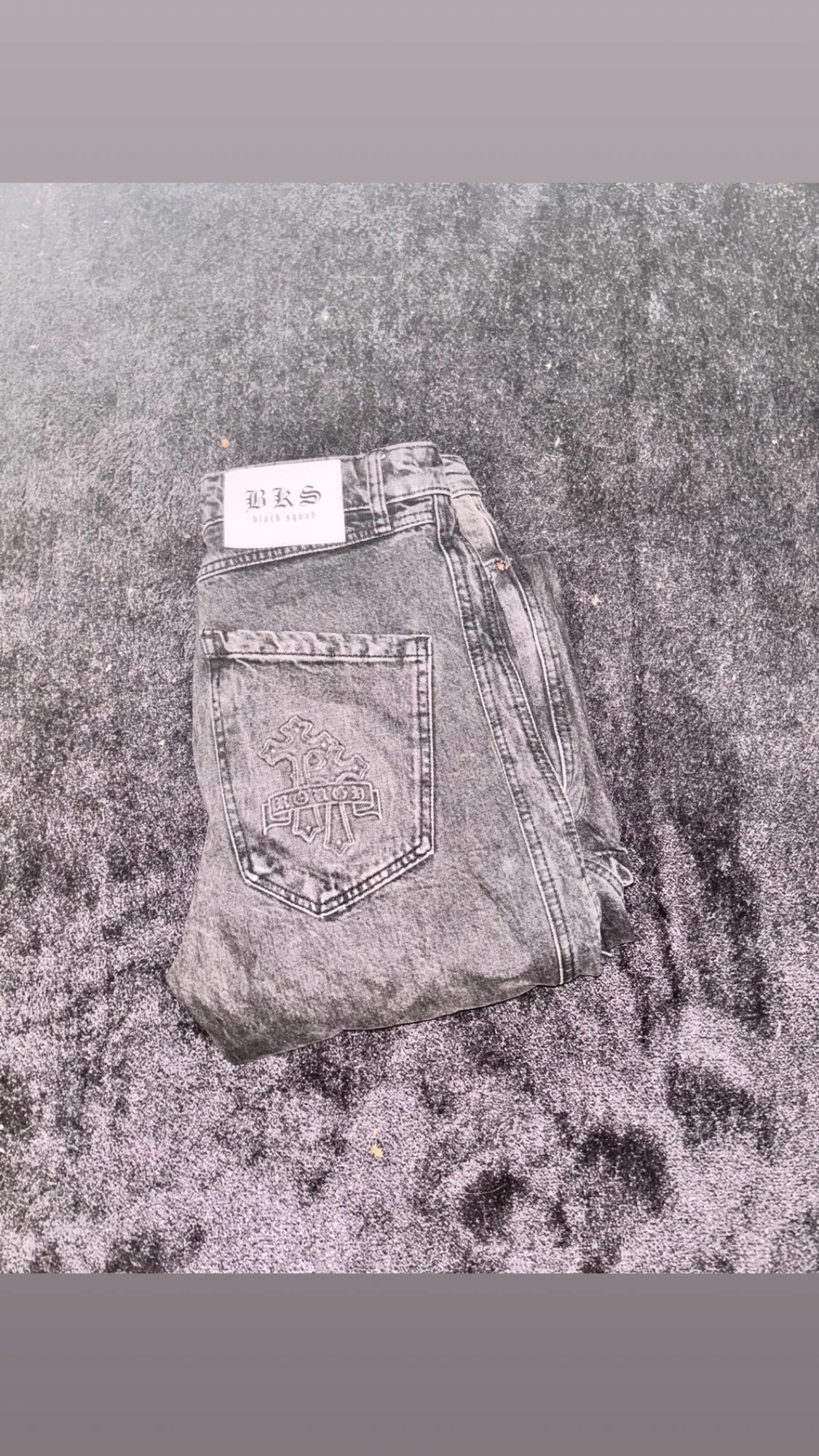 Svarta Y2K jeans med broderad bakficka