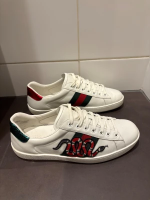 Gucci ace snake - Säljer dessa nästintill nya gucci ace skor| skick 9,5/10| storlek 43| pris 3299kr| hör av vid fler frågor!