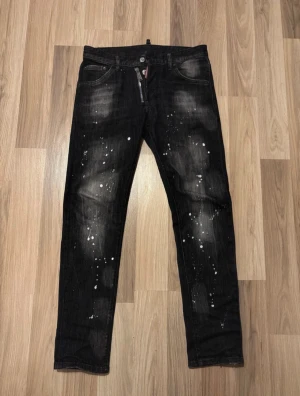 Svarta Dsquared2 jeans 46 - Svarta jeans från Dsquared2 i storlek 46, knappt använda 